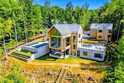 Image de New 8br Lakefront Lake Anna, Pool, Sauna, Dock