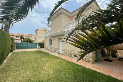 Image de Villa duplex à louer à 25 mètres de la plage avec jardin privé à Oliva Nova!