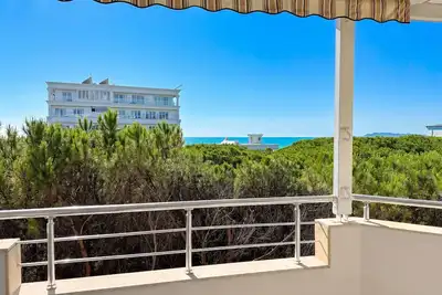 Image de Sea Breeze Apartment with Balcony