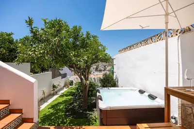 Image de Casa Alborán avec jacuzzi, billard, barbecue et vue sur la mer