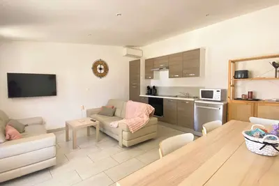 Image de Grand gîte tout confort avec terrasse et piscine près d'Uzès – 4 personnes