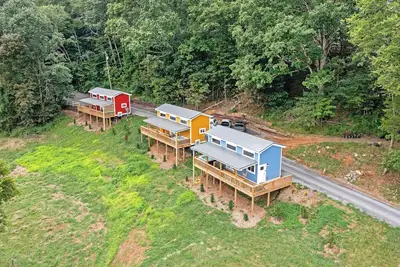 Image de 3 Cabins, Sleeps 18 - Private Hot Tubs, Near Chatt