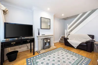 Image de Bright 2br w/ Private Backyard Near City Centre