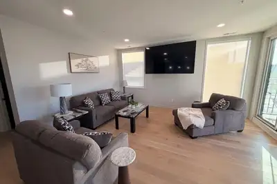 Image de Modern Downtown Omaha Condo – 2br, Sleeps 6, Garage Parking