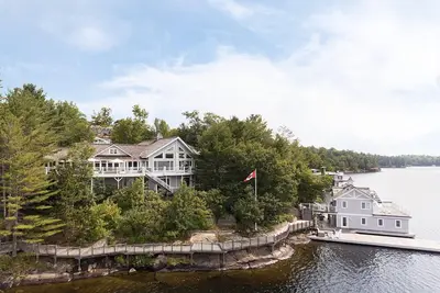 Image de 7 bed 12 bath cottage on Lake Muskoka
