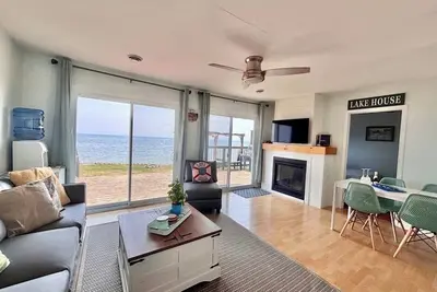 Image de Directly on the Lake Erie with Private Lake Entrance! Kayaks, Bbq + Firepit