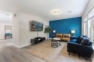Image de Chic Contemporary Home w/ Park + Garage/Pets ok