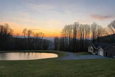 Image de Golden Ridge Retreat: Hot Tub, Pond & Privacy