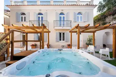 Image de Villa Elicona Grande: A welcoming three-story residence situated in a central location, at a short distance from the Cathedral of Ravello, with Free Wi-Fi.