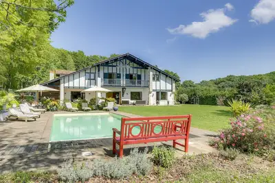 Image de Grande Villa Basque avec piscine à proximité de Biarritz