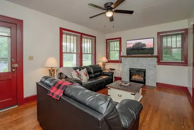 Image de 🌄 The Farmhouse at Foothills Farm 🌲 1930s Farmhouse, Creek & Hot Tub