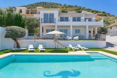 Image de Piscina Privada, Barbacoa y Espacio para Toda la Familia