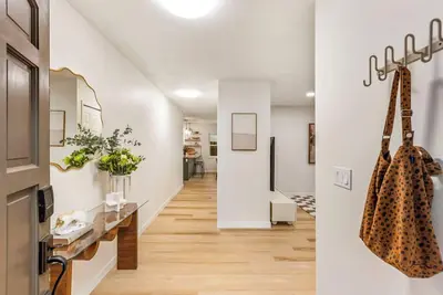 Image de Escape to this spacious Nw Portland retreat featuring comfortable accommodations, a private setting, and easy access to Nike, Intel, downtown Portland, parks, dining, and shopping. Perfect for families, groups, and extended stays.