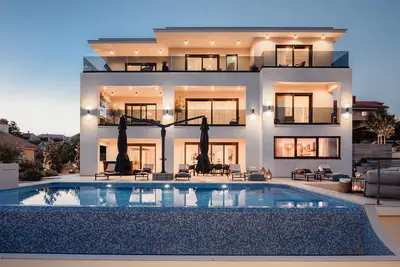 Image de Luxuriöse Villa mit 4 Schlafzimmern, privatem Swimmingpool und Meerblick