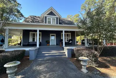 Image de Gorgeous 4-bedroom farmhouse 12 minutes from Uga! Sleeps 8