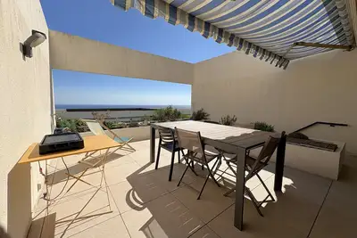 Image de exceptionnel vue mer avec terrasse et piscine