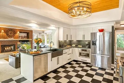 Image de Family-Friendly Home with Expansive Backyard