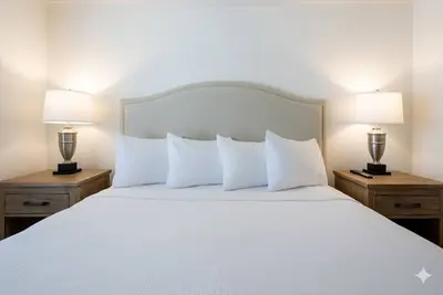 Image de 3 Accommodations for Large Groups with Pets | Parking Available | Ocala Stays!