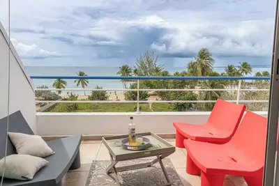 Image de L'oasis fleuri, terasse vue mer panoramique, accès plage direct.