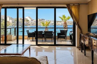 Image de Seafront Chic Apartment | 2br • 2 Bath • Bay Views