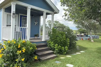Image de Cozy 1-bedroom cottage in serene Jourdanton with Private pool and deck.