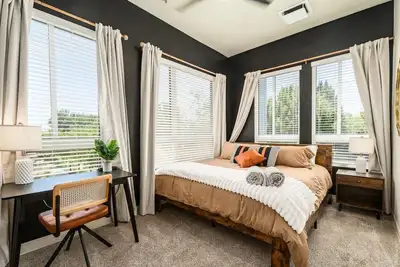 Image de 2br · Hot Tub · Walk to Downtown