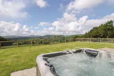 Image de Yr Onnen, pet friendly, with hot tub in Rhayader