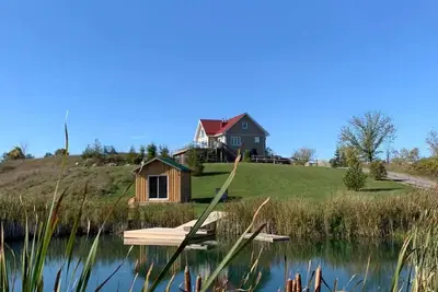 Image de Picturesque Country Chalet  with Hottub & Private Lake Experience