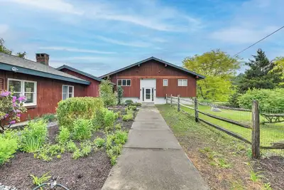 Image de 3 Acres, Mtn Views, Hot Tub, Steps to Winery