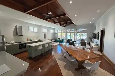 Image de Big Gum Cottage: 15 min walk: cafés, shops & beach