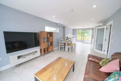 Image de 3 Bedroom Duplex Apartment By Travel Lets Short Term Rental Agency Donegal Town
