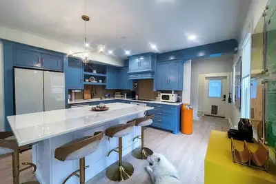 Image de Designer's Home • Ev Charger • Family-Friendly 3br/3ba in Gordon Square