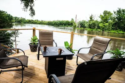 Image de Newly Remodeled Riverfront Cottage