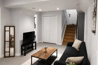 Image de Modern 2-Bedroom Suite, 3-Min Walk to C-Train & shopping centres