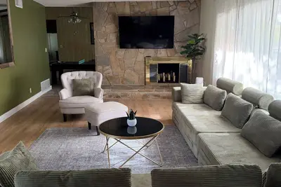 Image de West Lancaster, very quiet neighborhood, spacious. Beautiful backyard