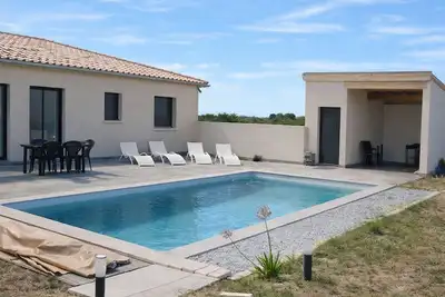 Image de Villa climatisée 4 chambes, piscine & vue montagne.