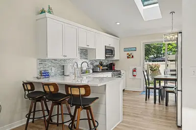 Image de Bright Condo with Fire pit—Near Beach & Town