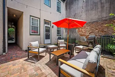 Image de Large home on a quiet street close to attractions