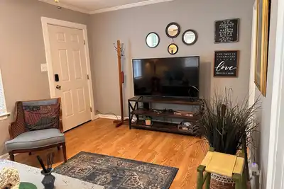 Image de Cozy 2 bedroom cottage that is close to everything.