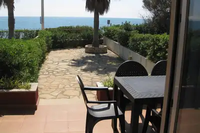 Image de Apartamento con patio grande delante de la playa