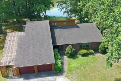 Image de Rare Three Bedroom Lakehouse with Private Gazebo and Dock on over 1. 5 Acres