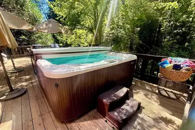 Image de 5-Bedroom with Hot Tub & Game Room, Steps from Blue Lake Springs Recreation