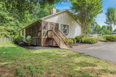Image de Lake Anna Retreat | Screened Porch + Fire Pit