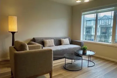 Image de Marvelous Newly Built Entire Three-Level Townhome in Airdrie