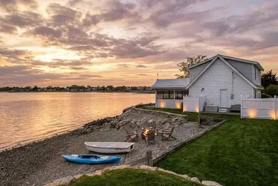 Image de Spacious Waterfront Escape | Private Beach, Hot Tub + Firepit