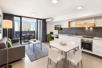 Image de 2br Walk to James St | Balcony + Parking