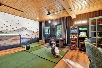 Image de Ultimate Family Adventure Basecamp: Golf Sim, Rock Wall, Hot Tub, Sauna & More