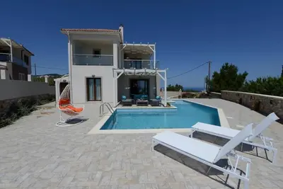 Image de A two floor villa 2 min. drive from the center of the island and the old town.