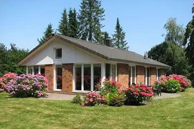 Image de Maison de vacances à Ulsnis avec piscine