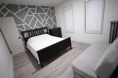 Image de 5 min to Airport/ 7 min to Downtown - 3 bdrm Apt
